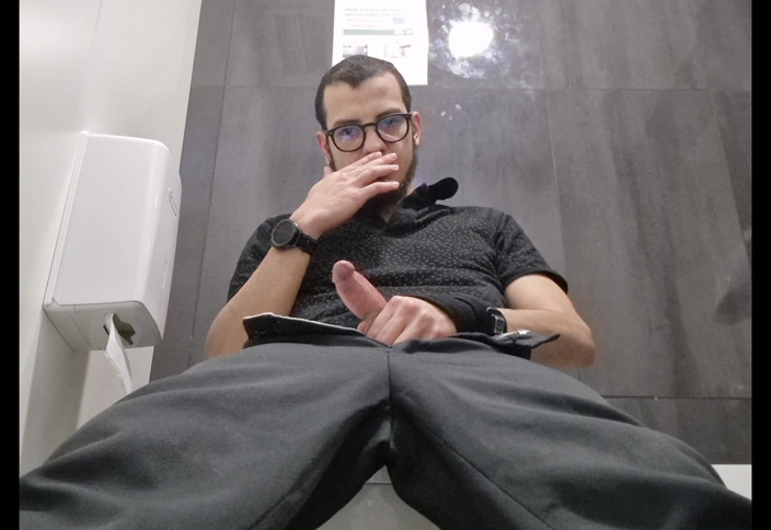 Fitguywithbigdick: Pubblic inodoro solo chico la masturbación