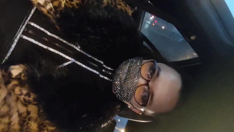 Ponny Letany: La sexy sissy trans asiatica ladyboy in posa in macchina