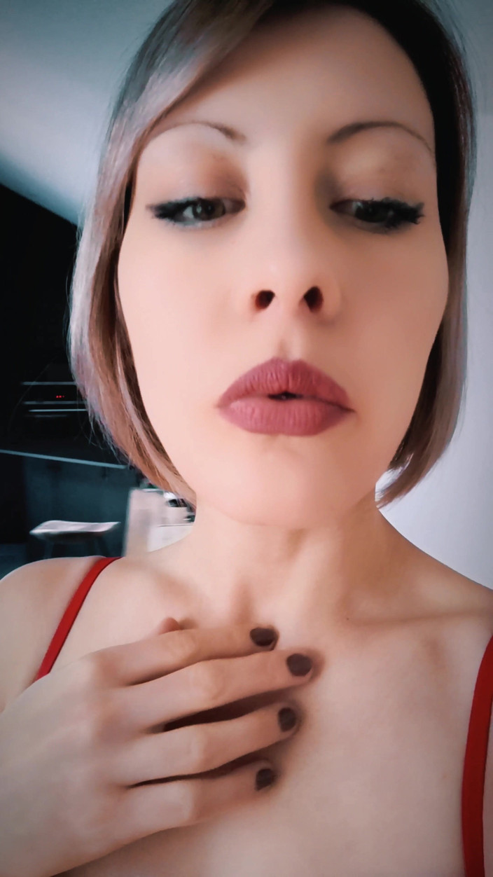 DeesseJulia: Esti gata sa vii la My Feet intr-o cusca? Stăpâna...