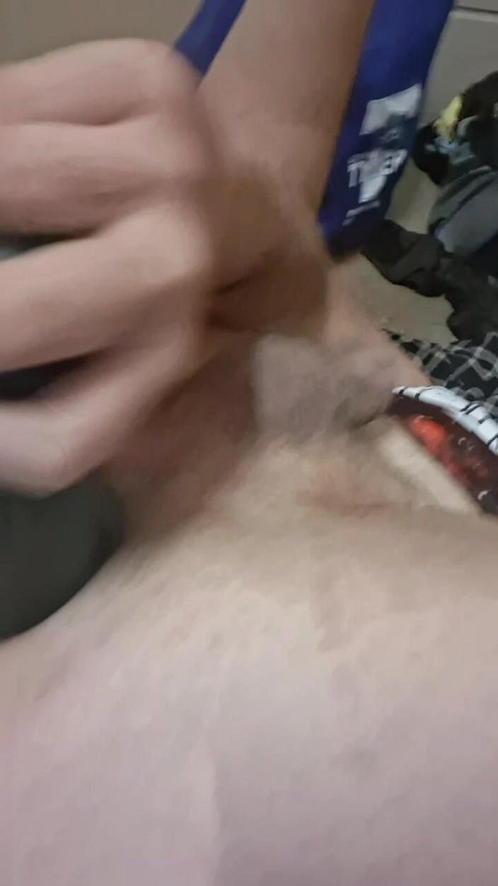 BottomBoyDougie: Je baise mon trou avec un concombre