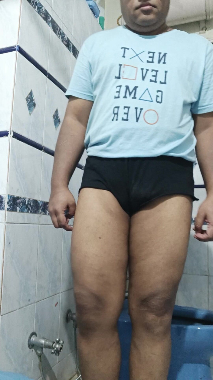SensualBoy: Giovane ragazzo fa pipì in bagno