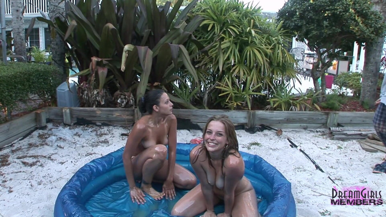 Dream Girls: Twee universiteitsmeisjes worstelen naakt in olie
