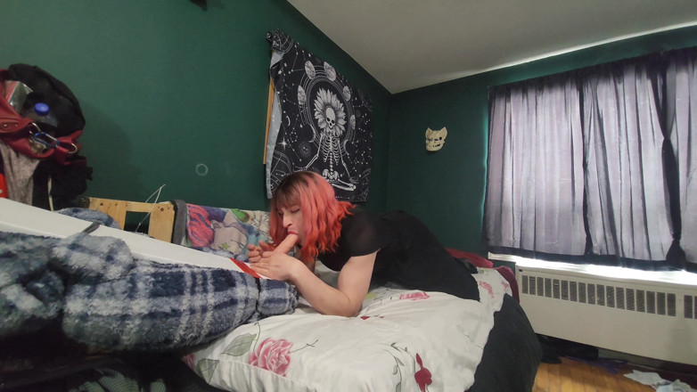AshleyInHose: Ashley si diverte a praticare la gola profonda sul suo...