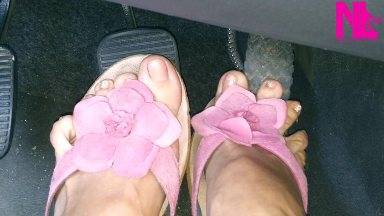 Nyllady: Revving min bil i rosa blommiga flip flops
