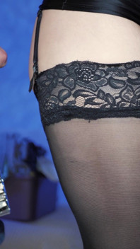As meias da prostituta gostosa estão gozando novamente.
