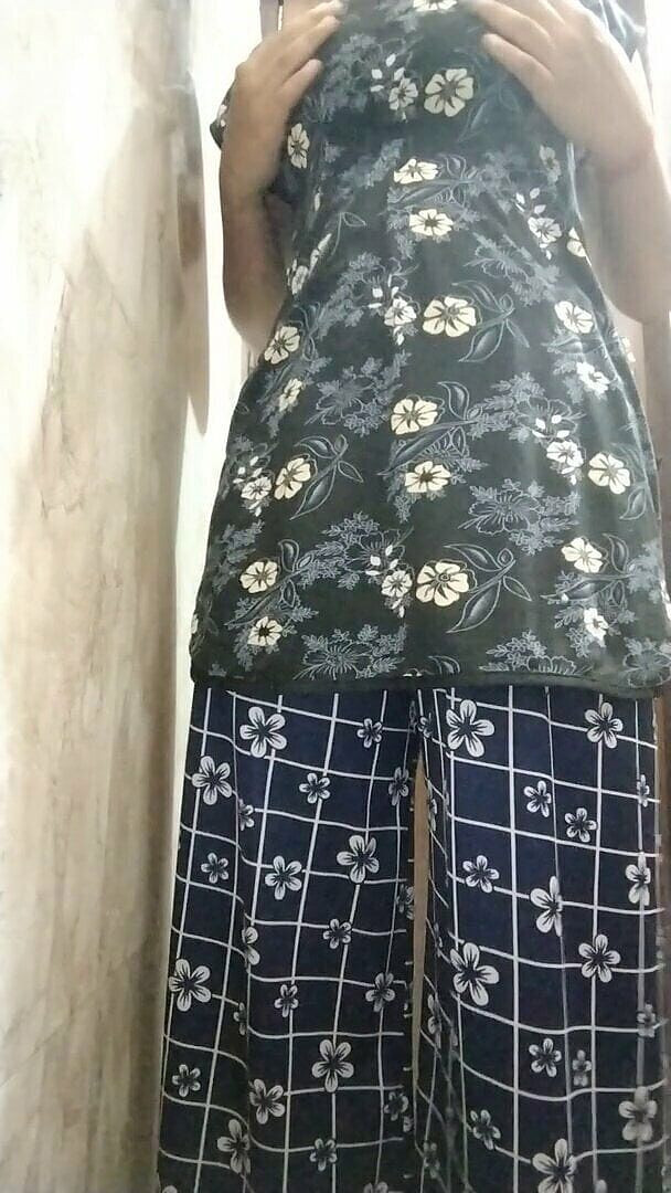 Riyathakur: Une tatie sexy se déshabille et voit sa tatie desi...