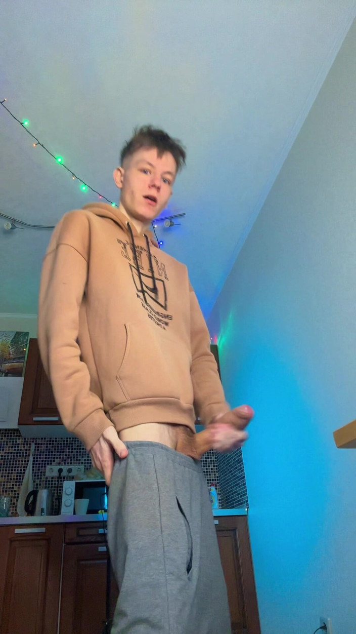 Morflot24: Riesiger cumshot von einem dünnen jungen mit einem überraschend großen schwanz