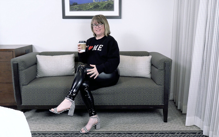 Cindy Cincinnati: Tante seksi ini lagi asik nyepong kontol sambil pakai legging...