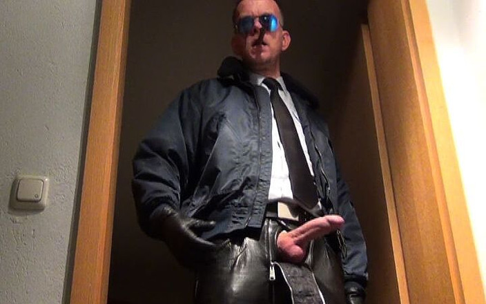GERMANE_XL: POV: Policial de Couro 54