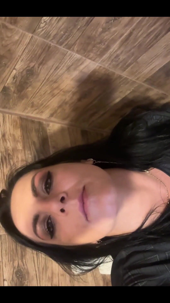 MilfyCalla: Красива milfycalla з голодною пиздою писяє в туалеті, писяє крупним планом 182 - відчай і мастурбація мокрої пизди - я v
