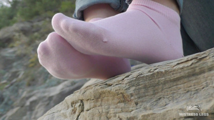 Mistress Legs: 海岸でピンクのアンクルソックスを履いたセクシーな足