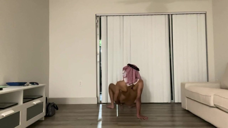 Young Saudi Arab: Молодий арабський хлопець втрачає свою анальну невинність з білим ділдо