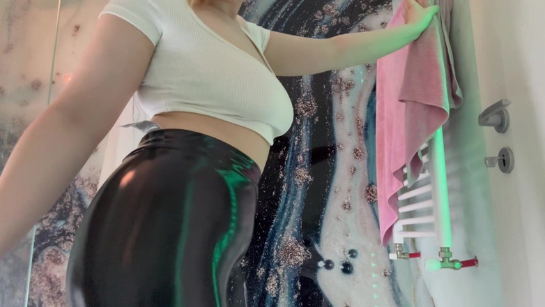 JuiceLussie: Melancap dalam leggins kulit. Punggung besar dalam lateks