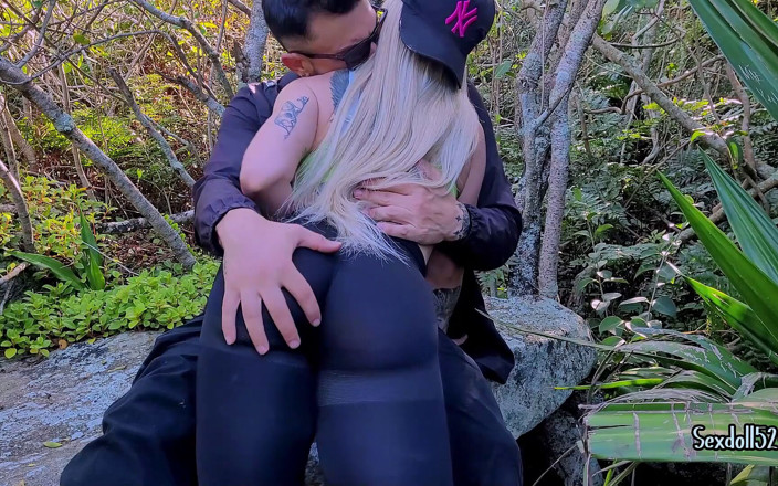 Sexdoll520: Vagabunda garganta profunda boquete ao ar livre para um estranho!