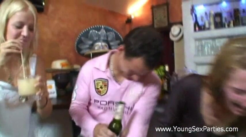 Young Sex Parties: Pesta seks bar berubah jadi pesta seks liar!