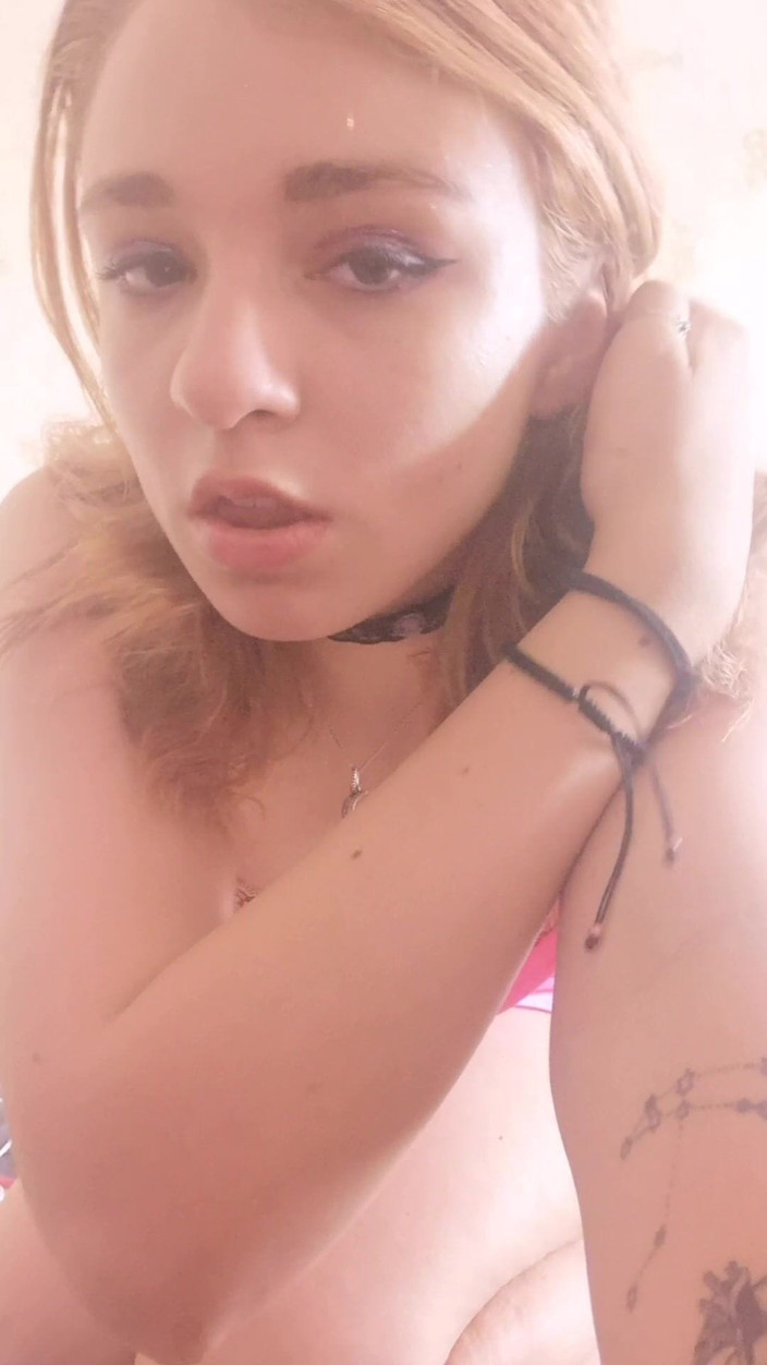 Barbie_princesslike: Strip-tease maison en douceur. Gros plan