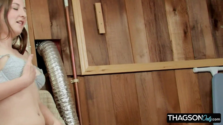 THAGSON ONLY: Une brune mince se doigte sur la machine à laver jusqu’à...