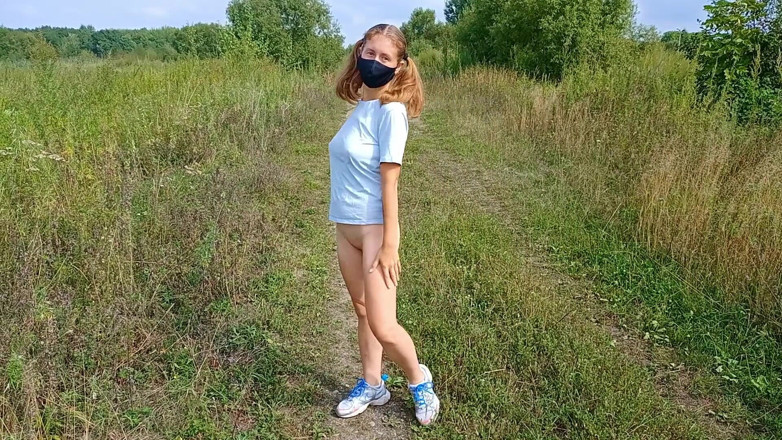 Juli Smith Meow: Chica sin fondo con coletas camina por un camino rural