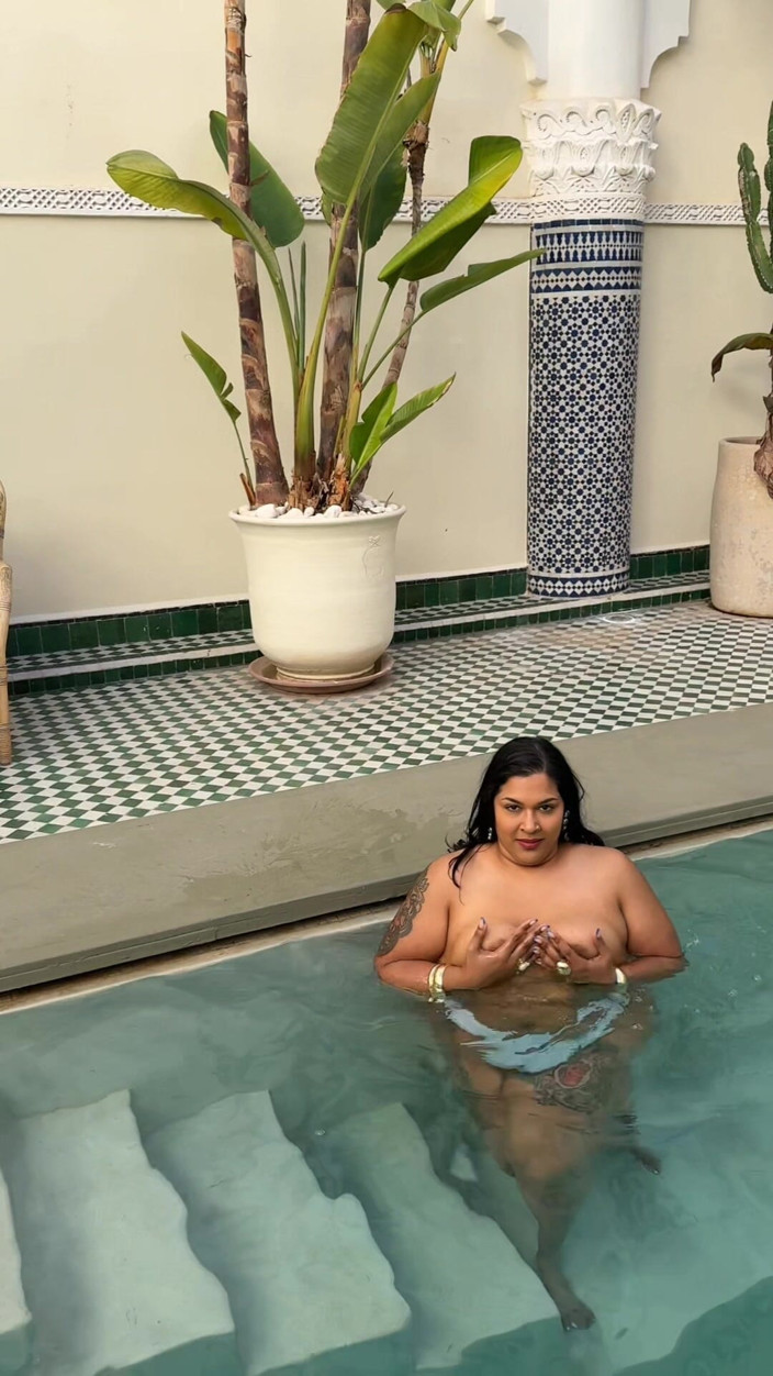 Zozonicoco: BBW Twerking i poolen stänk vatten med enorm röv. Våt...