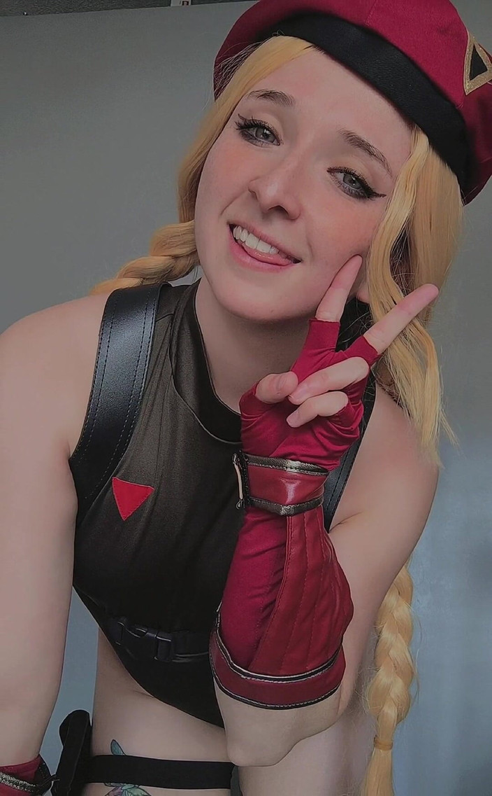 Candy Camille: Jak mi dáváš přednost s cosplay nebo bez?