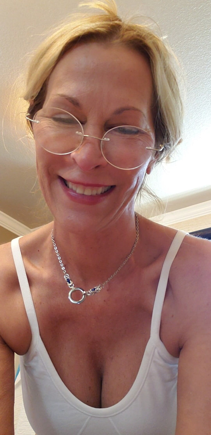 JessRyan: Jess Ryan, milf camgirl, se rase les cuisses et prend...