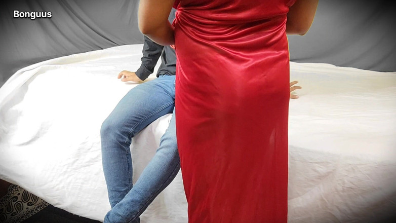 Riya Bonguus: Mama sexy a prietenilor mei m-a invitat la ea acasă...