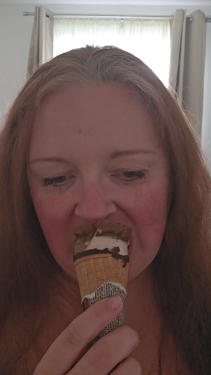 Amelliya: Comer helado puede ser muy sexy