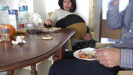 Stepmom Susan: 배다른 아들이 자위하고 사정하는 임신한 계모