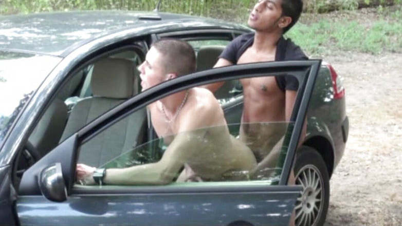 FRENCH PORNSTARS FUCKERS: Гетеросексуального паренька трахнула чернокожая в круизном парке Xhib