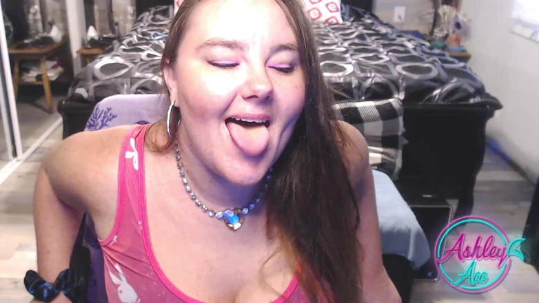 AshleyAce69: Ashley Ace kamera gösterilerinde pembe playboy giyen amıyla oynuyor - derleme
