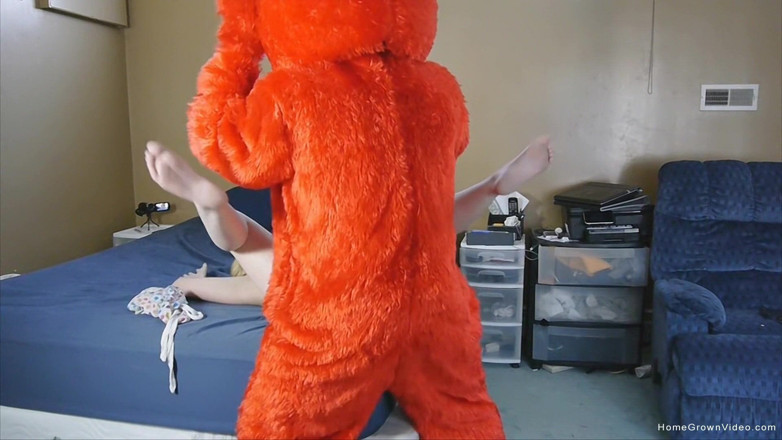 Homegrown Video: Sapık Elmo Lilly'nin üzerine boşalıyor!