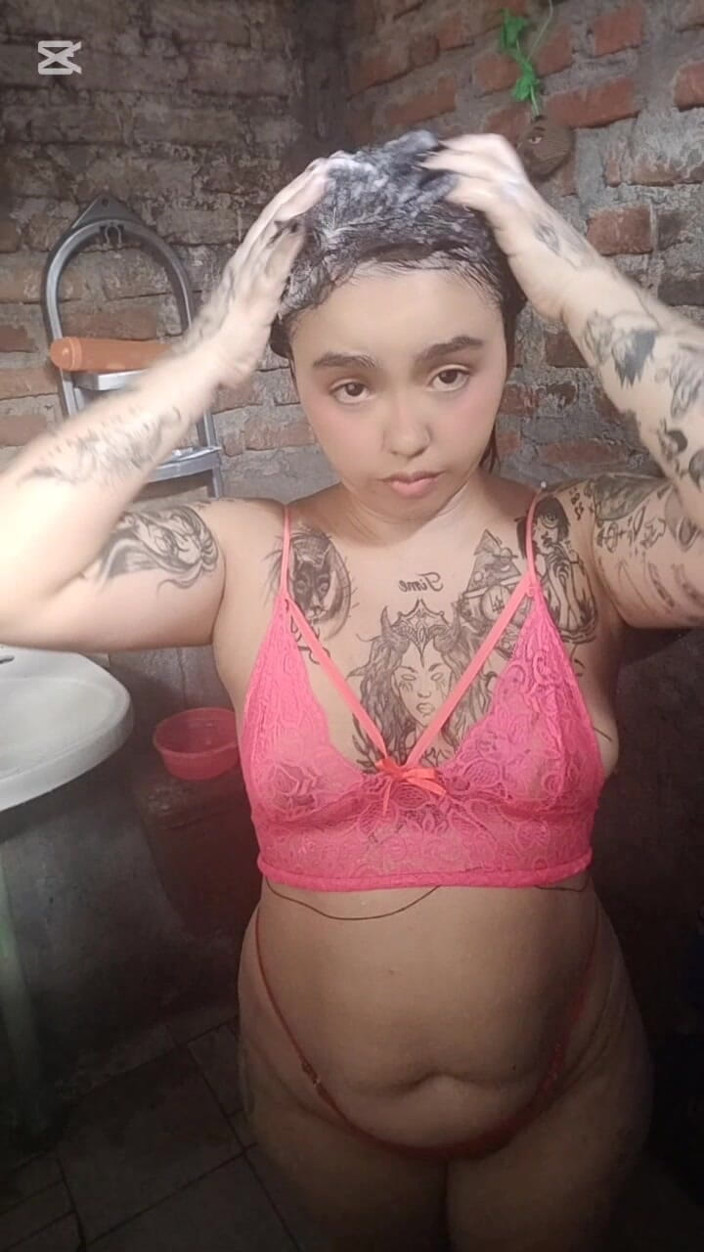 Dalyla: Un bain très chaud avec une latina