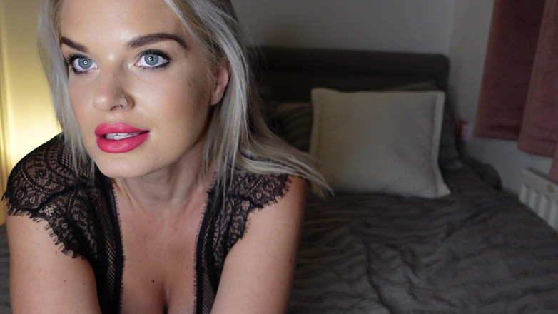 RobynQuinn: Gioca da sola fino all'orgasmo