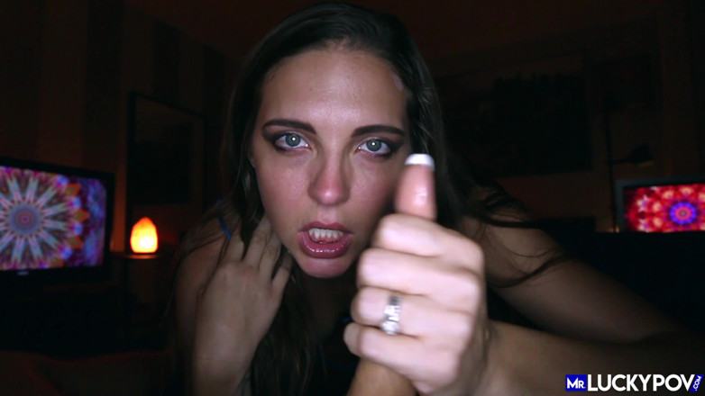Mr.Lucky POV: Sadie la salope mariée avale du sperme