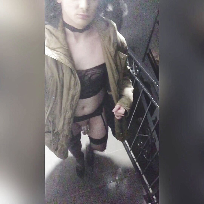 Sissyvalerie69: Zum ersten mal blankziehen auf meinem balkon