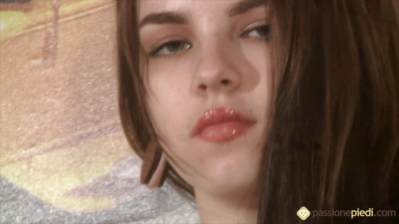 Foot Fetish HD: Милая тинка Emily наслаждается игрой со своими ступнями