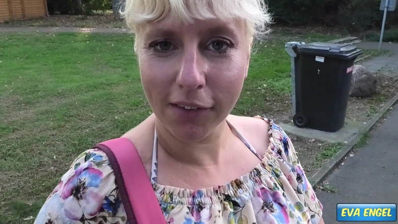 Eva Engel: El camionero me folla a pelo en el estacionamiento