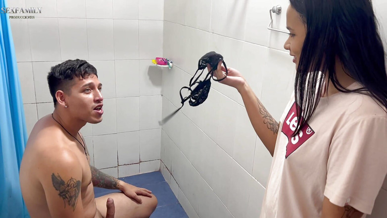 mia_and_cris_fuck: Chị kế của tôi bắt gặp tôi thủ dâm trong đồ...