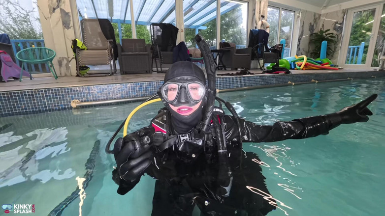 UKCuteGirl Lucy Lauren: Tam Scuba Gear'da sualtı hakimiyeti