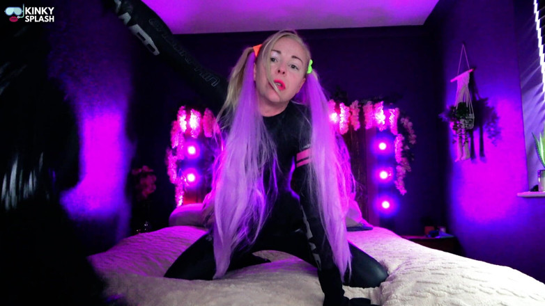 UKCuteGirl Lucy Lauren: 闪亮的潜水服succubus入侵你的床，让你精液