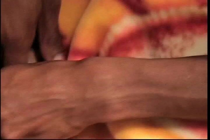 CBD Media Interracial: Une petite amie africaine sexy au cul rebondi chevauche la...