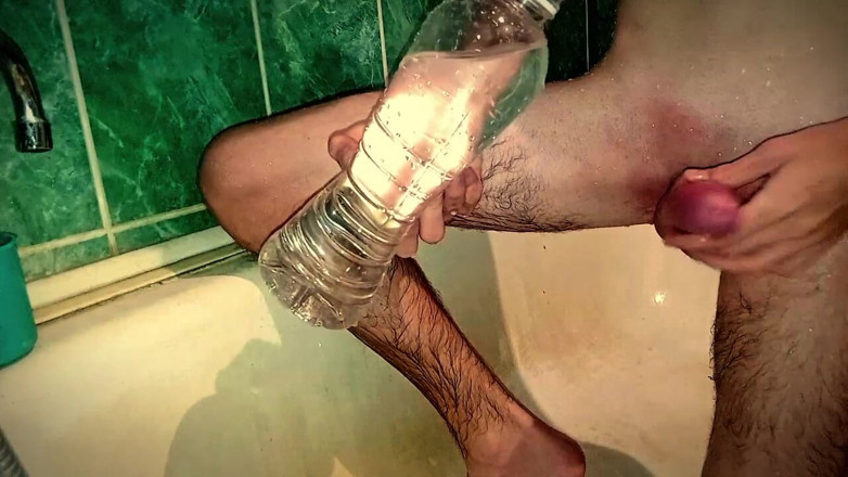 Fish Cam: Twink a futut o sticlă în baie. Un tip slab se...