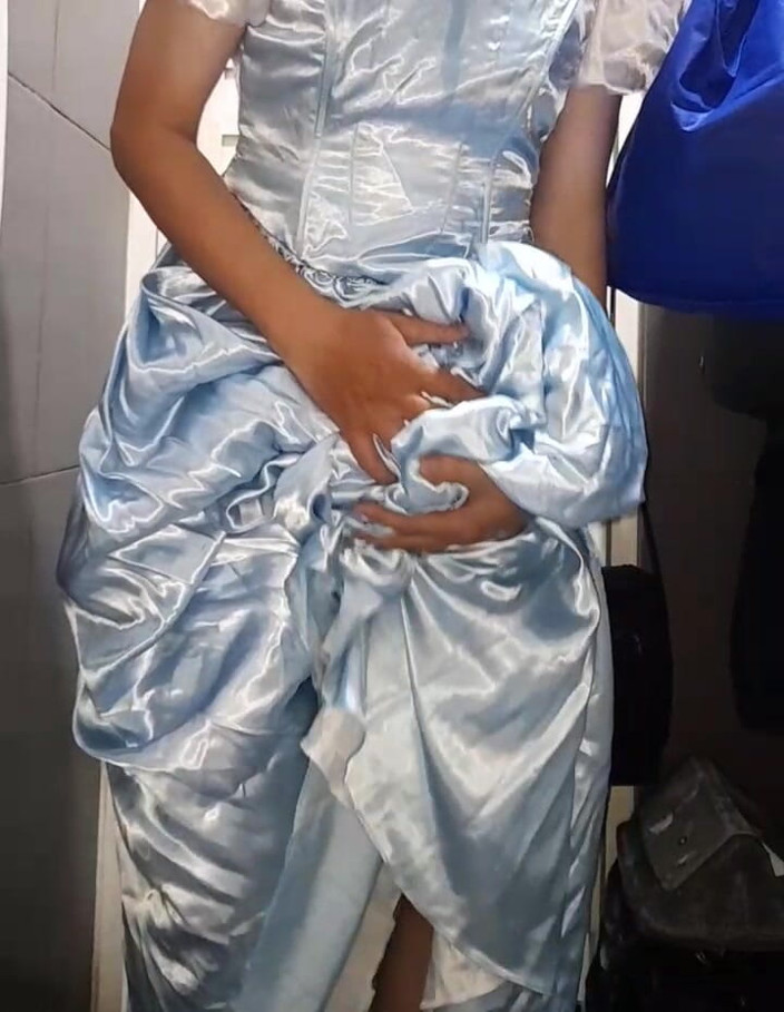 Naomisinka: Crossdresser spust ubrany w elegancką satynową suknię balową