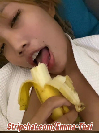 Emma Thai: Emma Thai leker med banan och retas sexig i live...
