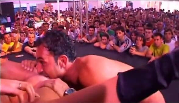 European Classics: Due ragazze che da piacere ad un ragazzo di fronte...