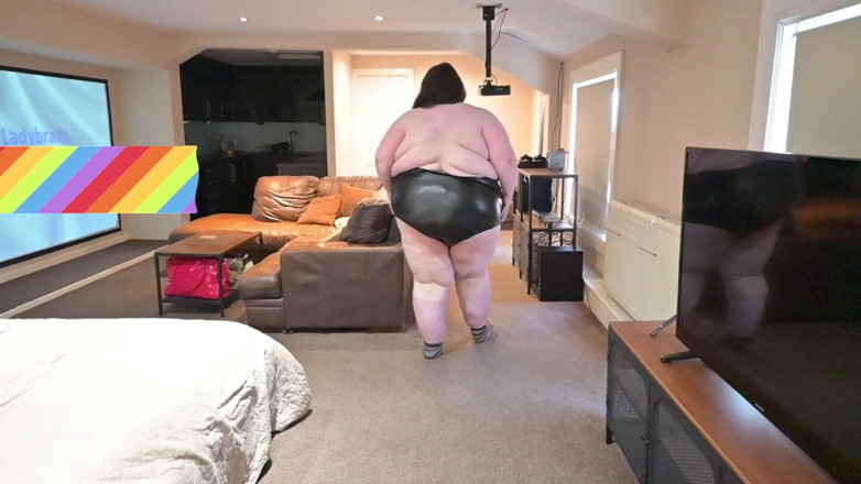 SSBBWLadyBrads: SSBBW-göttin enge lederanzug geht