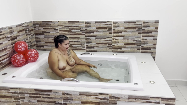 Lexly_16: Traditrice sesso da scopare nella jacuzzi Lexly