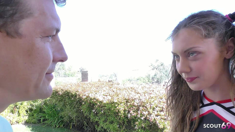 Full porn collection: Oyun kurucu antrenmandan sonra azgın sıska amigo genç Elena'ya sikişiyor