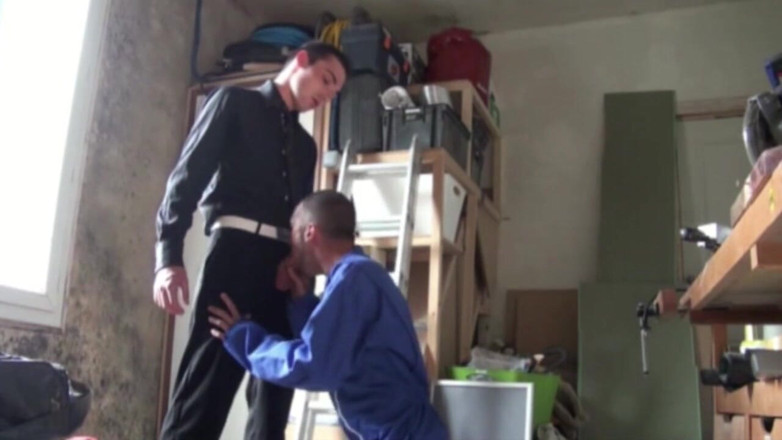 Crunch Boy: Junger arbeiter von seinem chef bei der arbeit benutzt