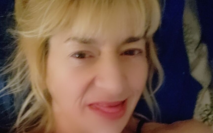 Cougarlishis: Una milf arrapata si masturba ed orgasma